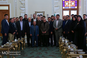 تجلیل علی لاریجانی از علیرضا کریمی و  اعضای تیم ملی وزنه برداری