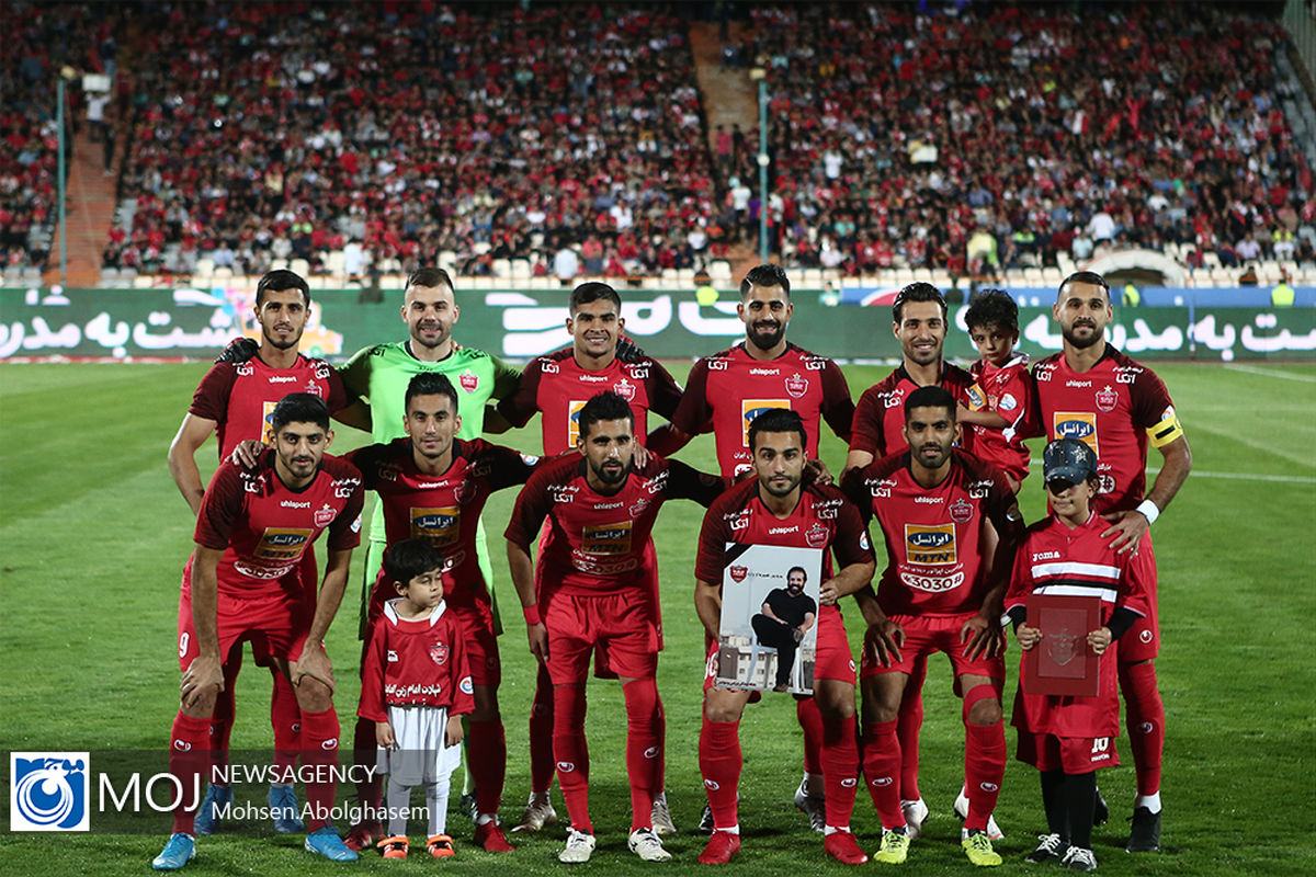 دیدار تیم های فوتبال پرسپولیس و صنعت نفت آبادان