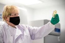 جنگ سشواری بوریس جانسون با کرونا