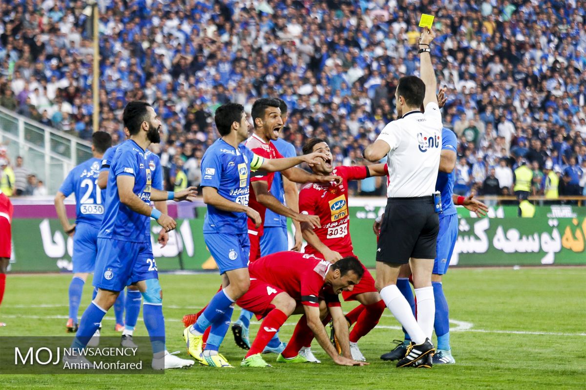 دیدار تیم های فوتبال استقلال و پرسپولیس