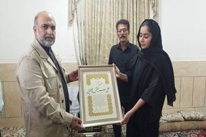 مدیرعامل صندوق  اعتباری هنر با خانواده دو تن از شهدای دانش آموز میناب ملاقات کرد