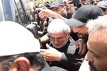 استقبال سردار قاآنی و مسئولان خراسان رضوی از پیکر مطهر رهبر شهید امت در فرودگاه مشهد