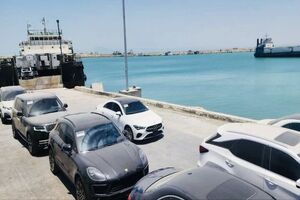 بندر کیش رکورد زد؛ پهلوگیری بزرگ‌ترین شناور خودروبر با محموله ۲۲۰ دستگاه خودرو
