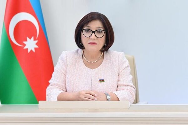 حضور رئیس مجلس جمهوری آذربایجان در مراسم تشییع رهبر شهید