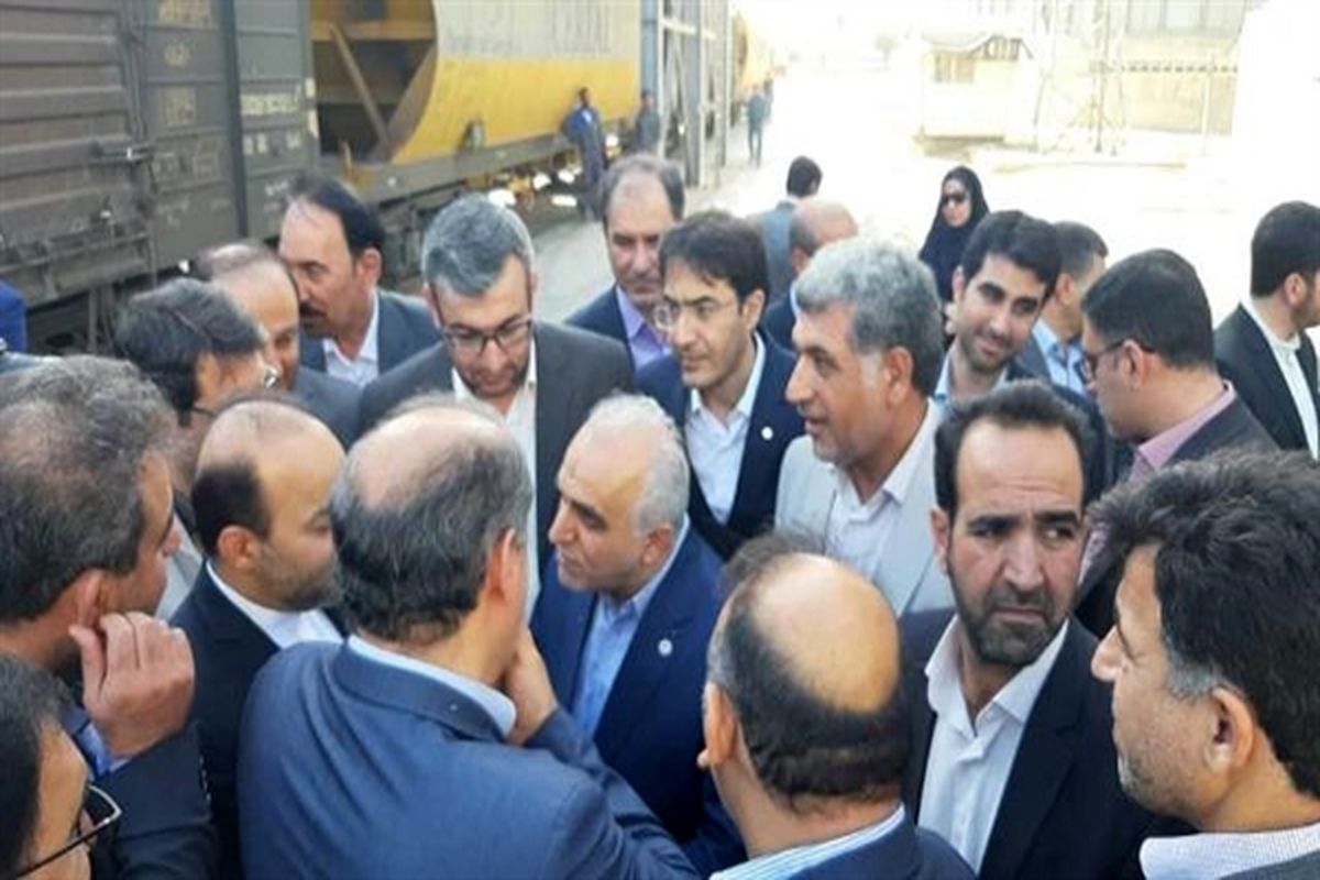 وزیر اقتصاد پس از بررسی فرآیند های کاری بندر امام خمینی(ره)