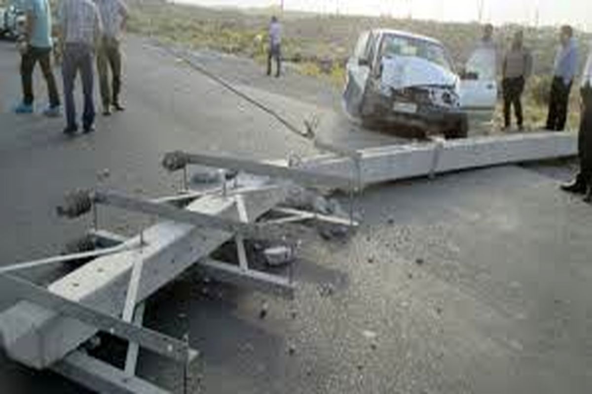 تصادف پراید با تیر چراغ برق