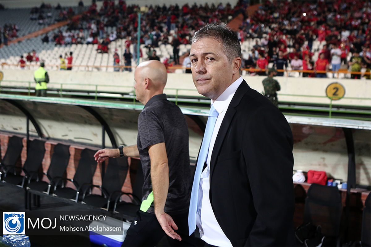 دیدار تیم های فوتبال پرسپولیس و صنعت نفت آبادان