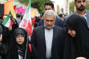 همه باید در مسیر منافع ملت ایران گام بردارند