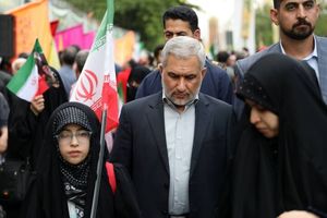 همه باید در مسیر منافع ملت ایران گام بردارند