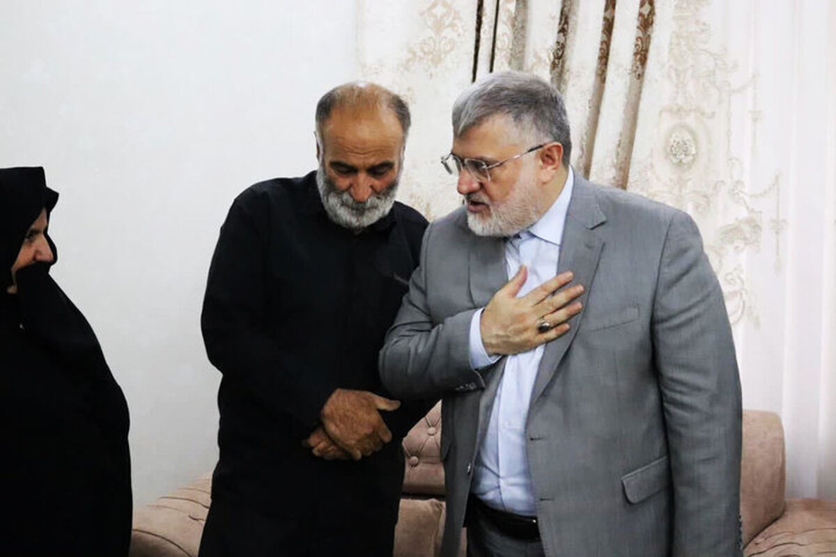 استاندار تهران با خانواده شهید جنگ ۱۲روزه در شهر قدس دیدار کرد