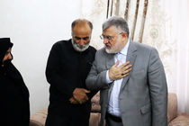 استاندار تهران با خانواده شهید جنگ ۱۲ روزه در شهر قدس دیدار کرد