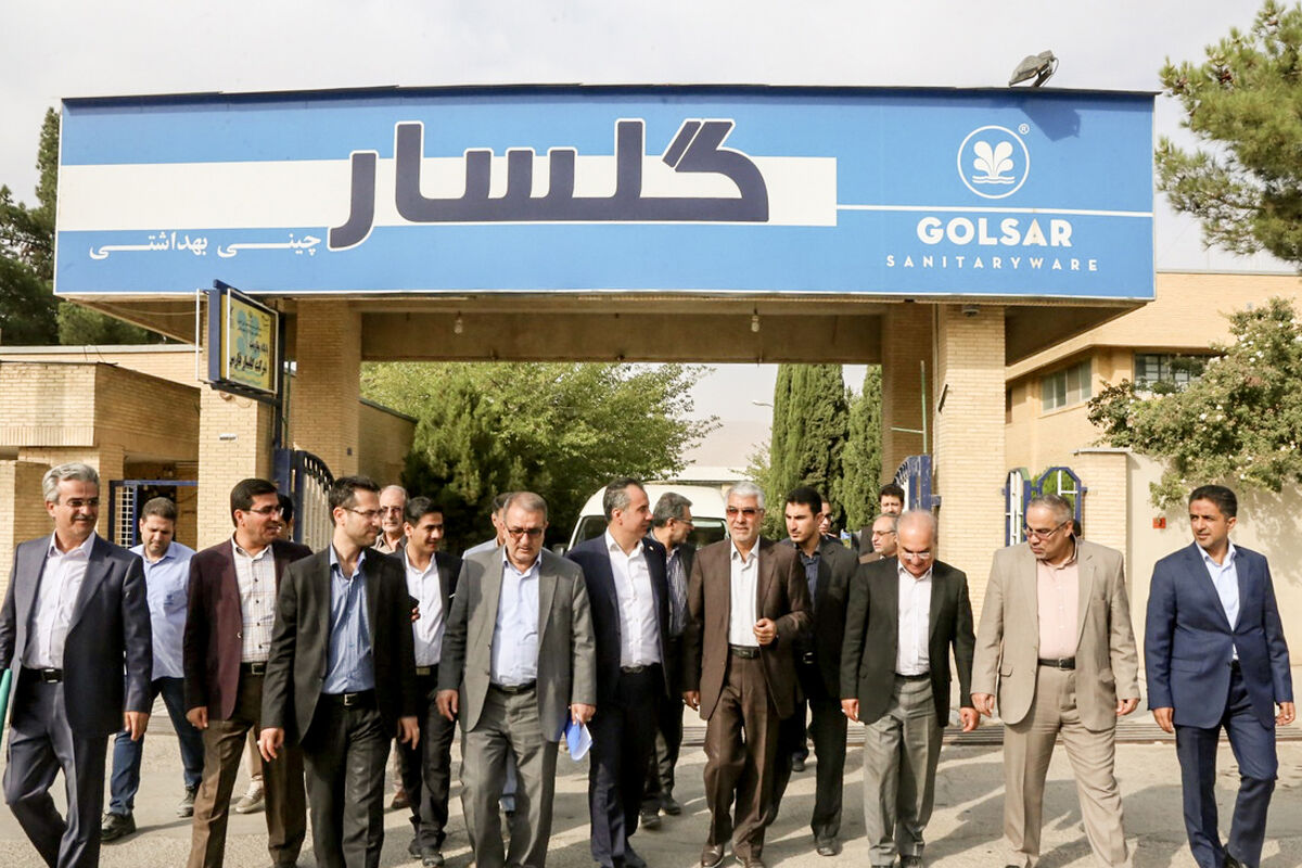 استاندار فارس در جریان بازدید از کارخانه تولید چینی بهداشتی گلسار فارس