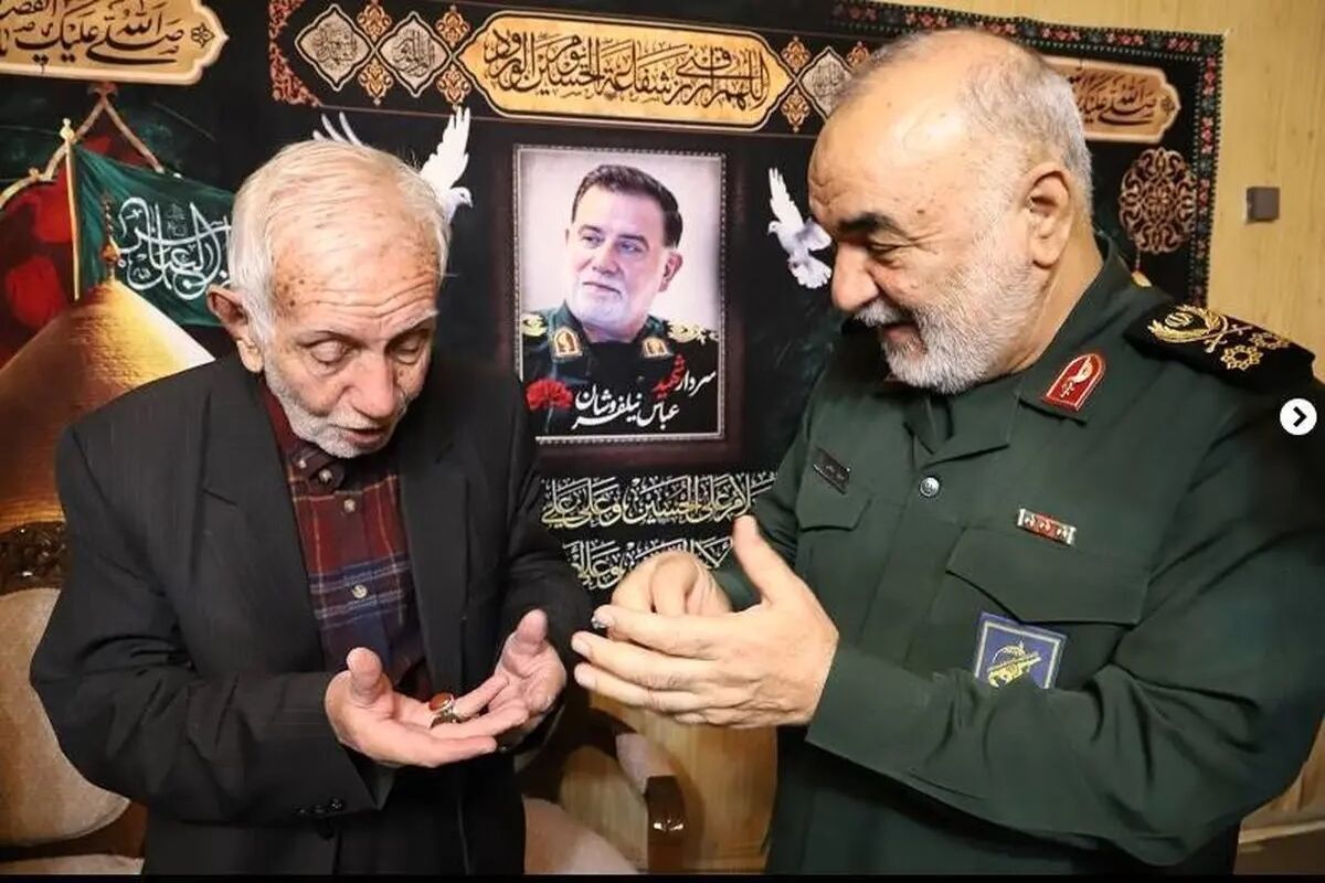 فرمانده کل سپاه با حضور در منزل پدر شهید نیلفروشان