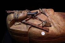 فرعون با پاسپورت راهی فرانسه شد