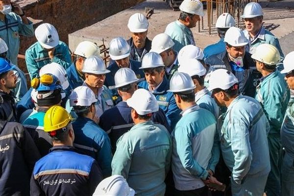 کارگران گروه فولاد مبارکه همراهان وفادار جبهه صنعت و دلگرمی دوران گذار از بازسازی