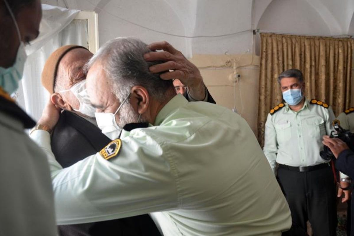 فرمانده انتظامی اصفهان و خانواده شهدا