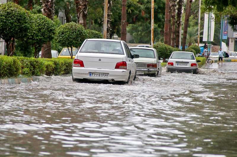 معضلات شهری در پی باریدن چند قطره باران در بندرعباس/مدارس تخریبی میناب آبستن فاجعه