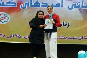 نشان طلای رقابت های کشوری را با اقتدار بر گردن آویخت