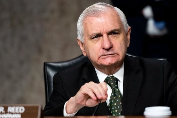 سناتور آمریکایی، دونالد ترامپ را به بدعت در قانون اساسی ایالات متحده متهم کرد
