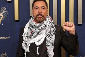 حمایت خاویر باردم از فلسطین با چفیه و شعار «فلسطین را آزاد کنید» در جوایز امی