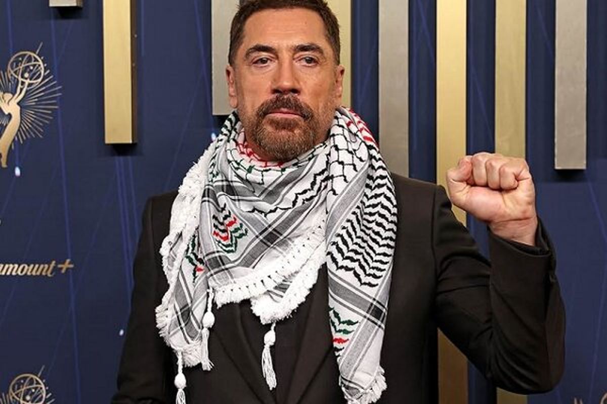 حمایت خاویر باردم از فلسطین با چفیه و شعار «فلسطین را آزاد کنید» در جوایز امی