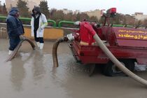 تلاش شبانه روزی پرسنل منطقه 10 شهرداری اصفهان برای رفع آبگرفتگی