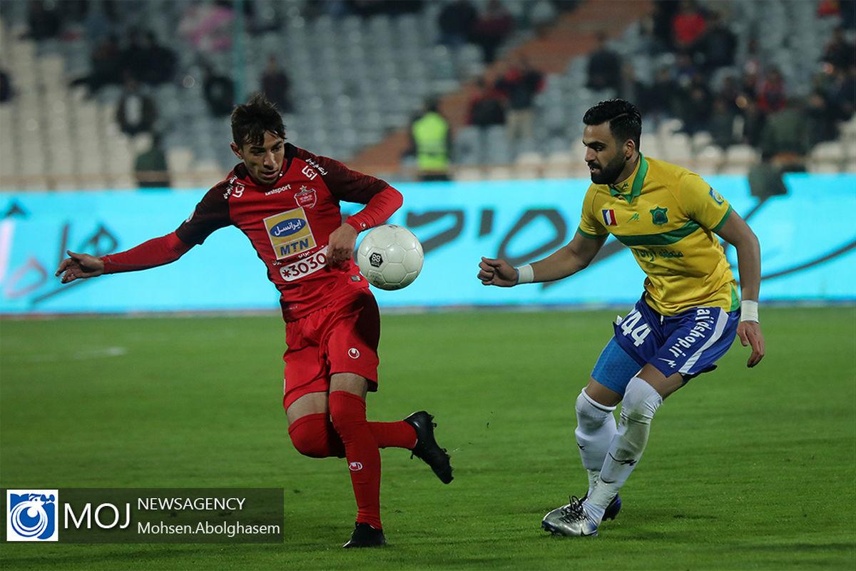دیدار تیم های فوتبال پرسپولیس و صنعت نفت آبادان