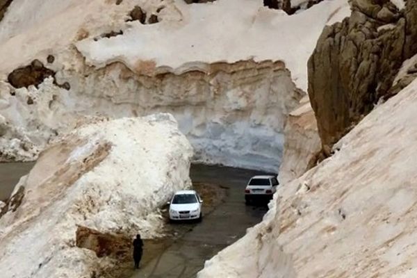 برف و باران به دل برخی از جاده‌ها زد