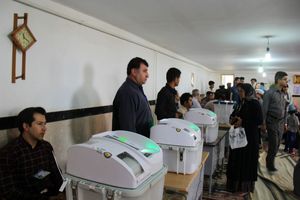فقط مسوولان رأی‌گیری و ناظران نامزدها حق حضور در شعب را دارند