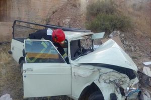 خودروی وانت به دره سقوط کرد