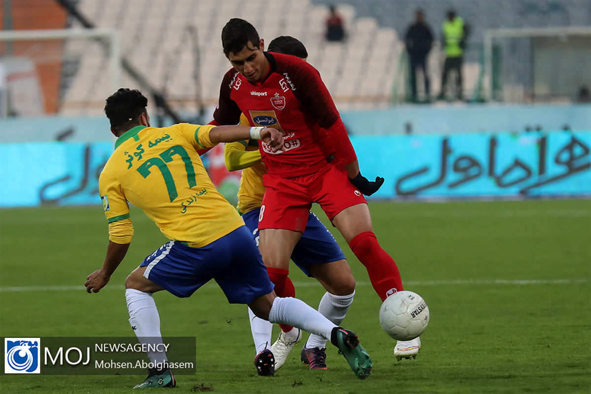 دیدار تیم های فوتبال پرسپولیس و صنعت نفت آبادان