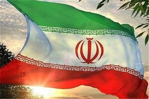 به اهتراز در آوردن پرچم جمهوری اسلامی ایران در مرتفع ترین نقطه بندرعباس 