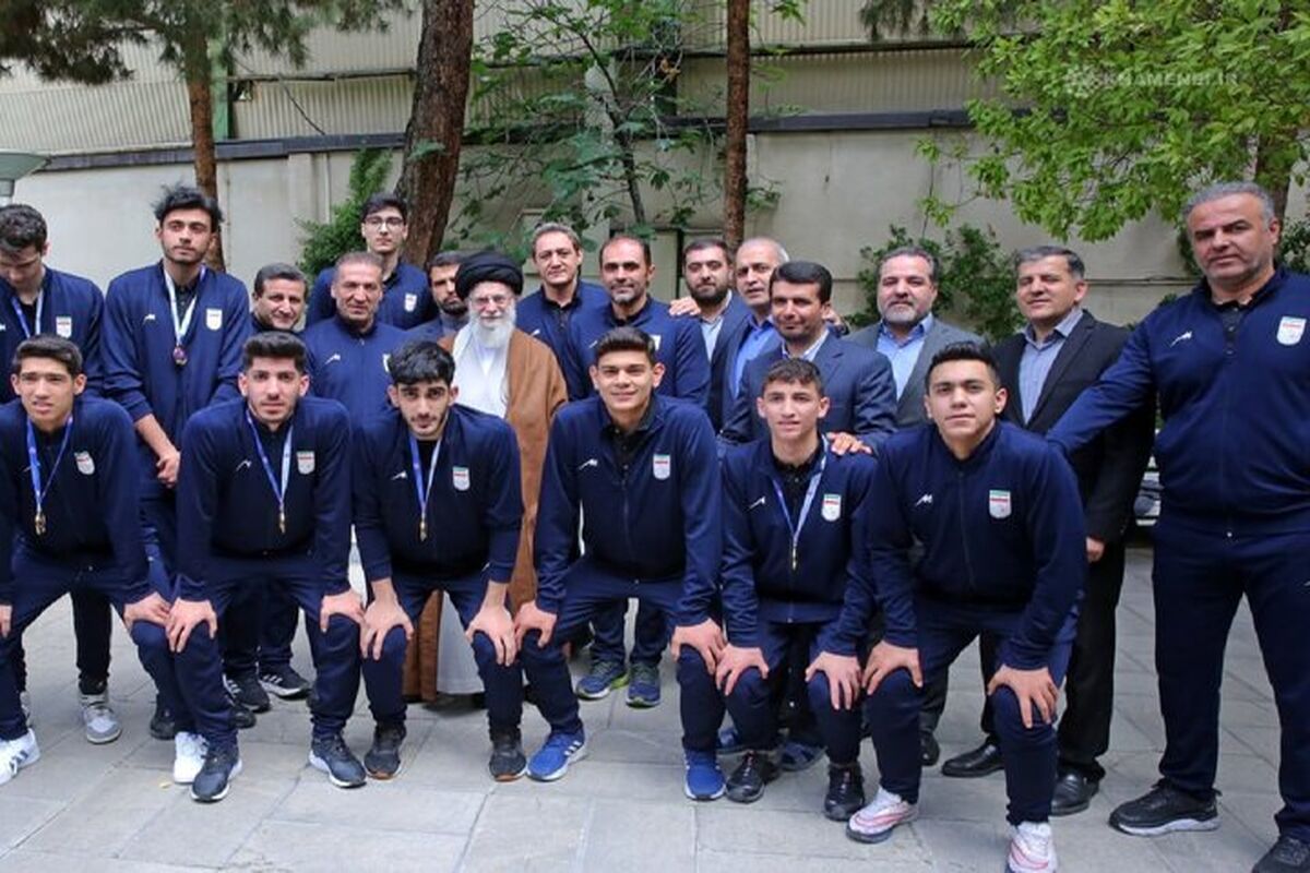 دیدار رهبری با تیم والیبال دانش آموزش