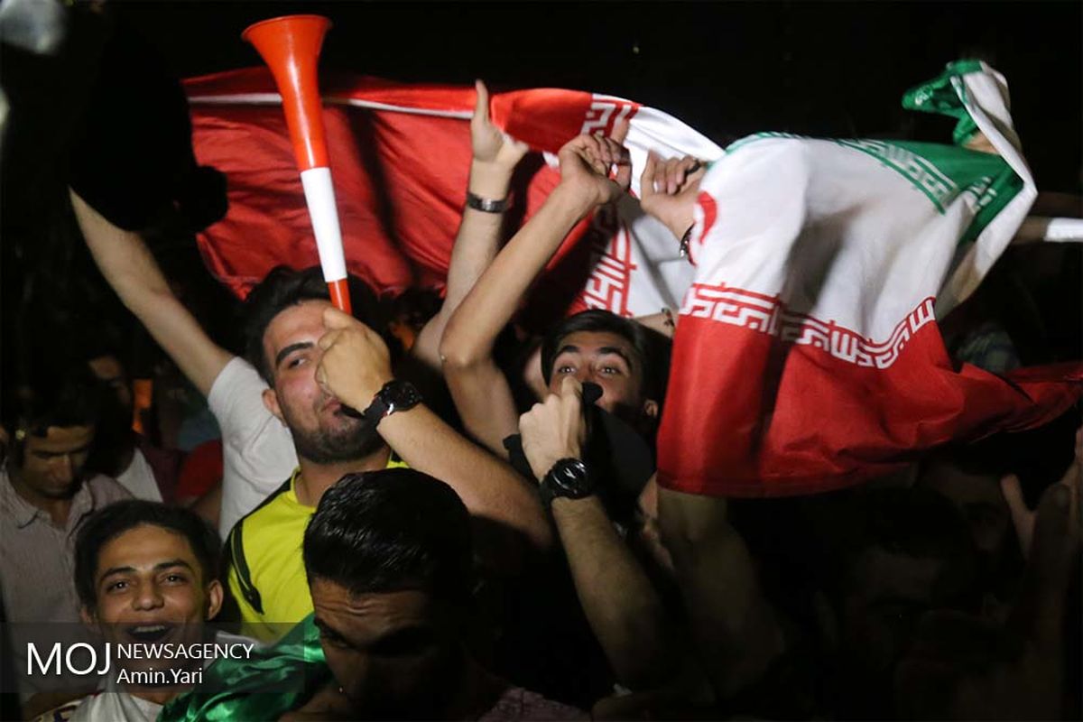شادی مردم بعد از دیدار تیم ایران و پرتغال