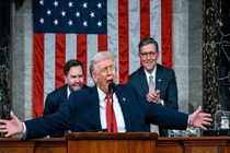 ۲ نکته در مورد سخنرانی ترامپ در کنگره آمریکا/ وقتی رئیس جمهور آمریکا آچمز شد!