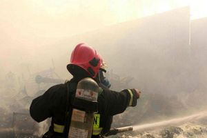 تخریب کامل ساختمان متروکه/ مرد 30 ساله از زیر آوار نجات یافت