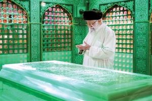 لحظاتی تاریخی از آخرین زیارت امام رضا (ع) توسط رهبر شهید + فیلم