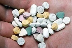 کشف بیش از ۲ هزار قرص غیرمجاز از یک عطاری در کاشان