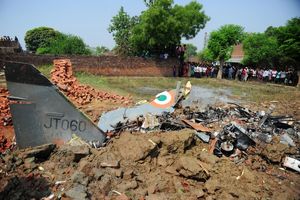 سقوط یک جنگنده هندی در منطقه‌ای در مجاورت پاکستان + فیلم