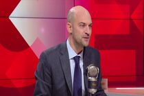 فرانسه مدعی  مبارزه با تروریسم و داعش شد