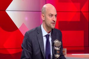 فرانسه مدعی  مبارزه با تروریسم و داعش شد