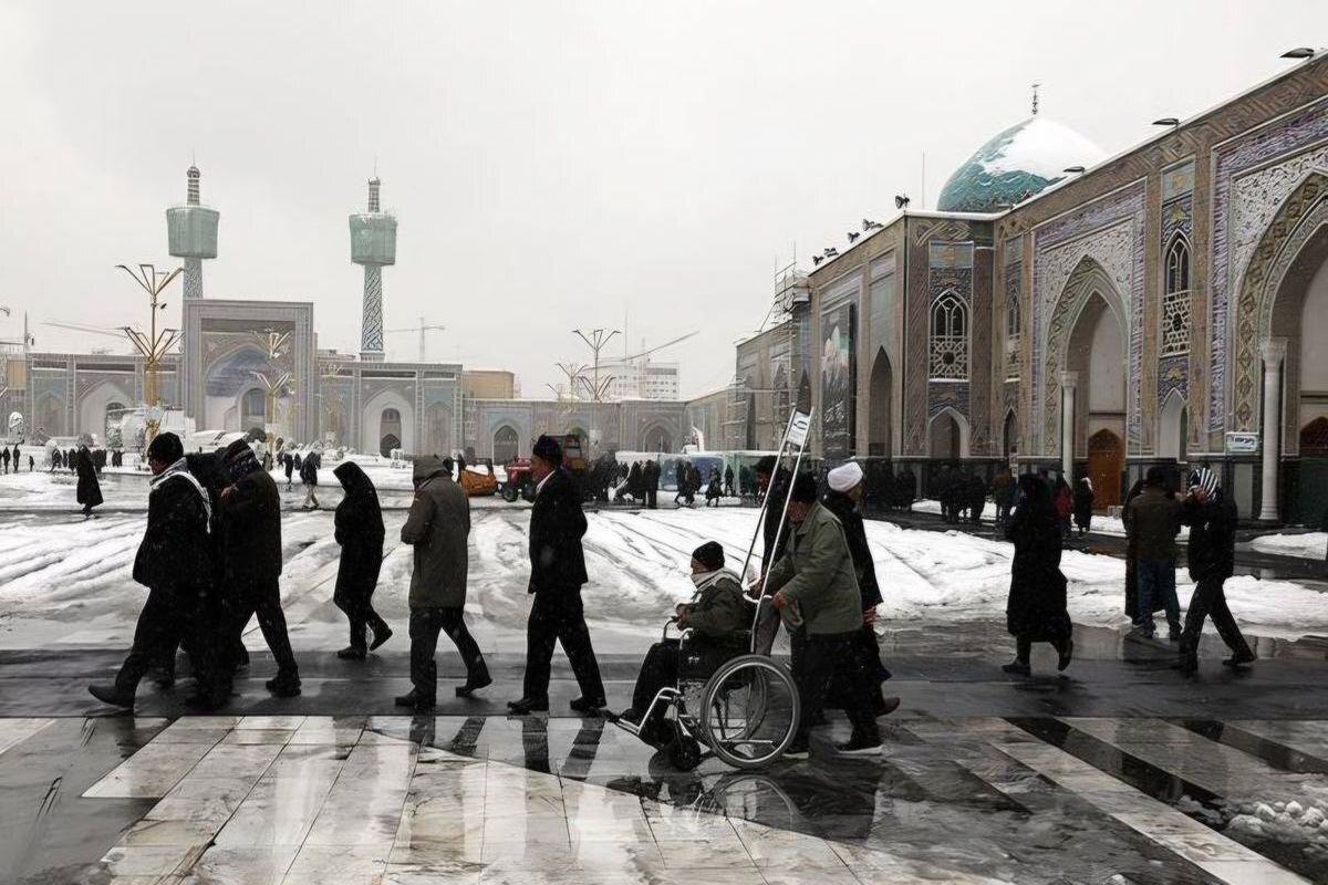 بارش برف در حرم امام رضا(ع)