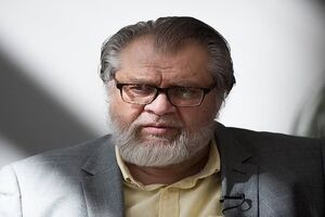 استاد نادر طالب‌زاده یکی‌ از فعالان جبهه فرهنگی بود