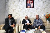 دیدار عراقچی با خانواده شهیدان حاجی‌بابایی در همدان
