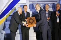 اهدای کتاب نفیس قرآن‌طباخ به استانداری کرمان، شبکه قرآن و معارف و بیمارستان ارجمند کرمان توسط بانک‌پاسارگاد