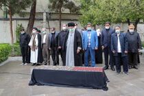 رهبر انقلاب  بر پیکر مرحوم غفوری فرد نماز خواندند
