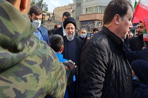 رئیس جمهور در جمع راهپیمایان 22 بهمن