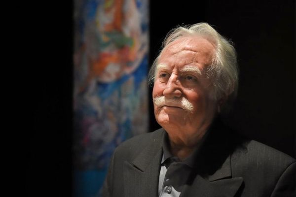 پیکر خالق «عصر عاشورا» و «ضامن آهو» زیر پرچم ایران به اصفهان رسید