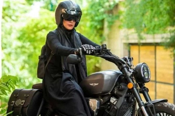 دولت چهاردهم مصوبه گواهینامه موتورسیکلت بانوان را ابلاغ کرد