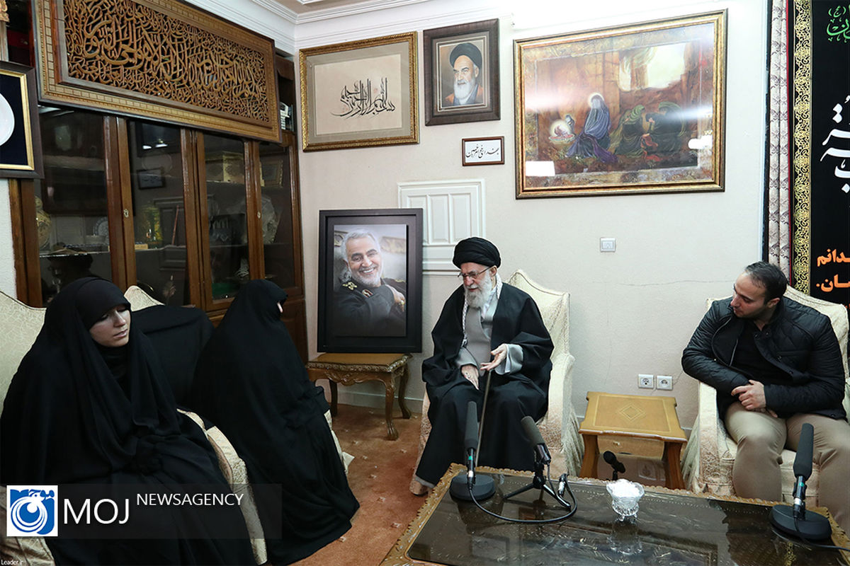 حضور مقام معظم رهبری در منزل سپهبد شهید قاسم سلیمانی